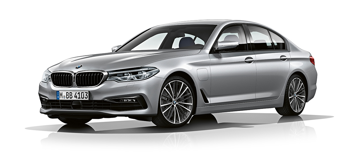 Atuendo empresarial del auto híbrido en México 530e Auto híbrido BMW 530e vista 3/4